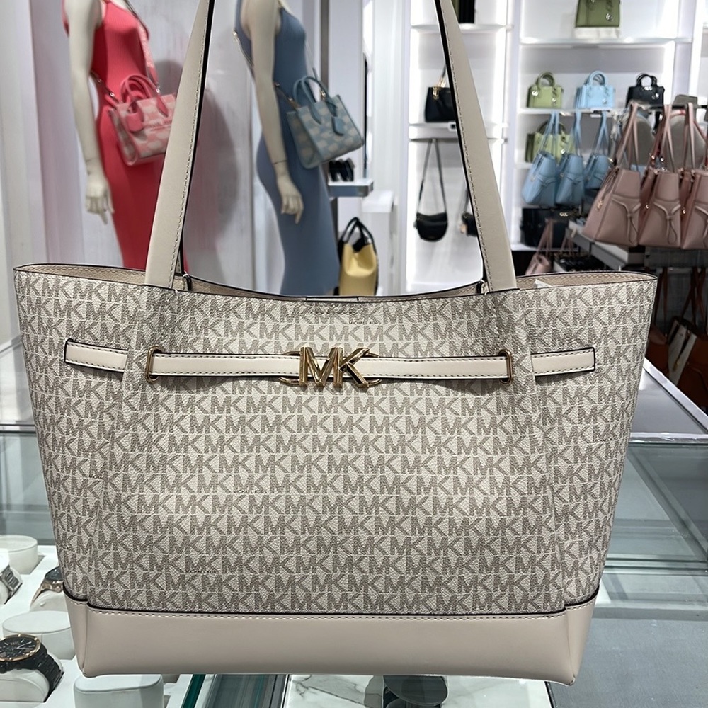 MICHAEL KORS
Reed Large Logo Shoulder Tote Bag
Light Cream Multi
35S3G6RT3B
NWT - Picture 10 of 16
